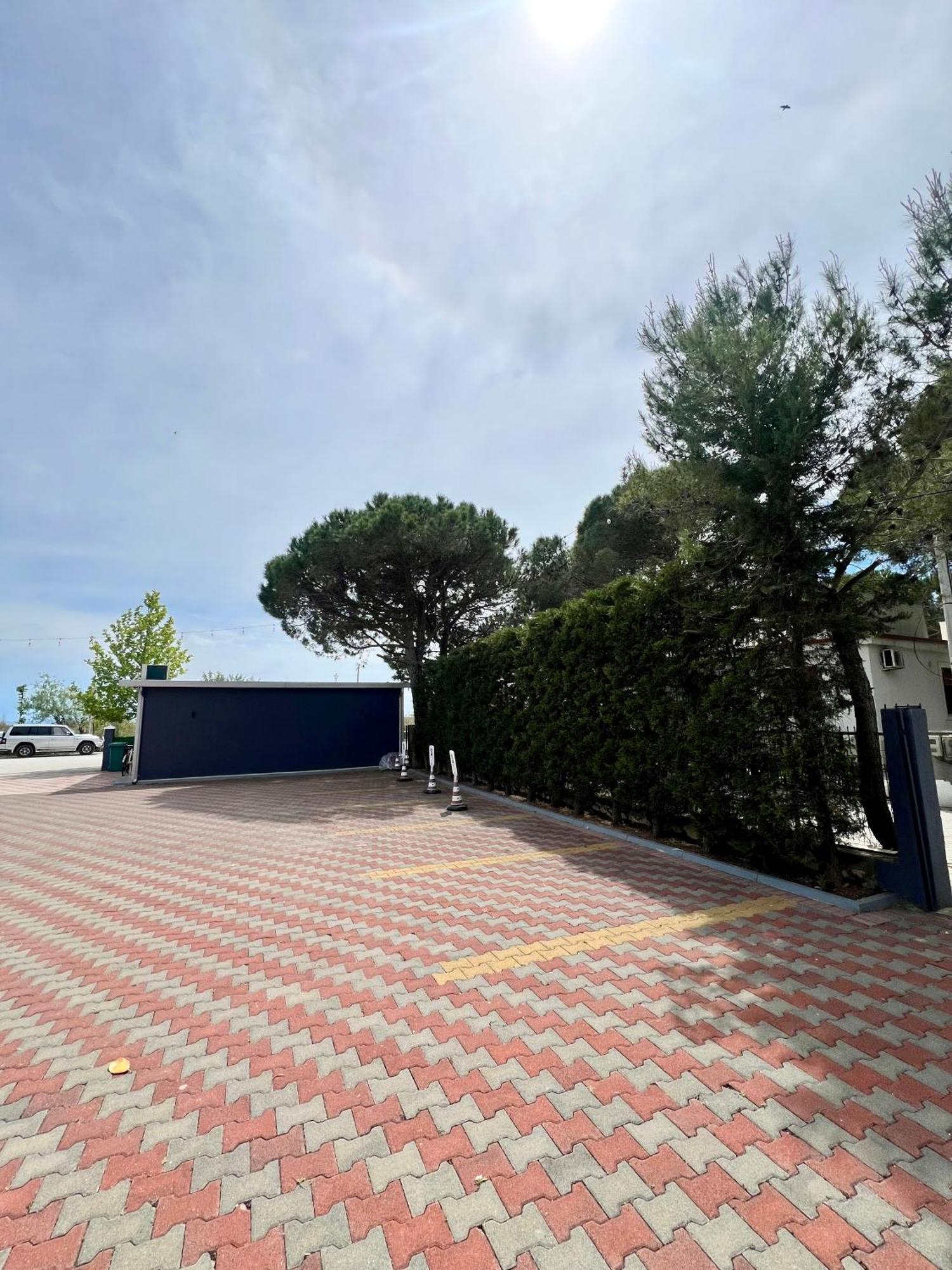 Kamberi & Aparthotel Velipojë