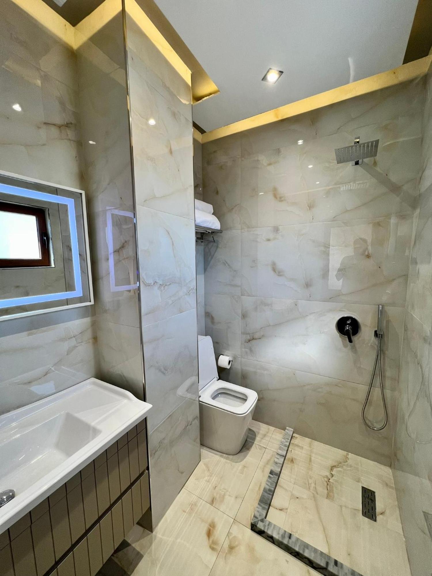 Kamberi & Hotel apartamentowy Velipojë