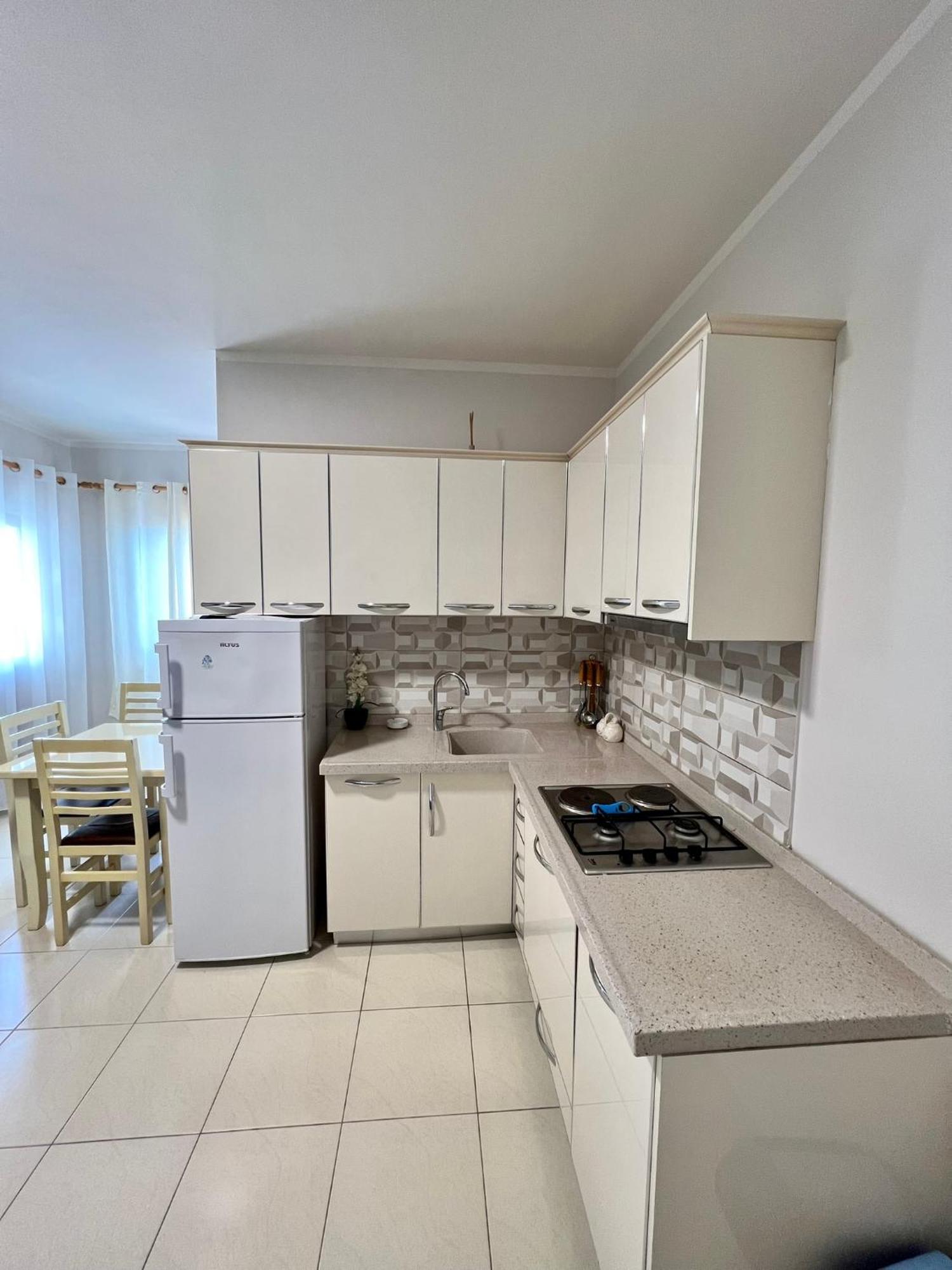 Kamberi & Hotel apartamentowy Velipojë