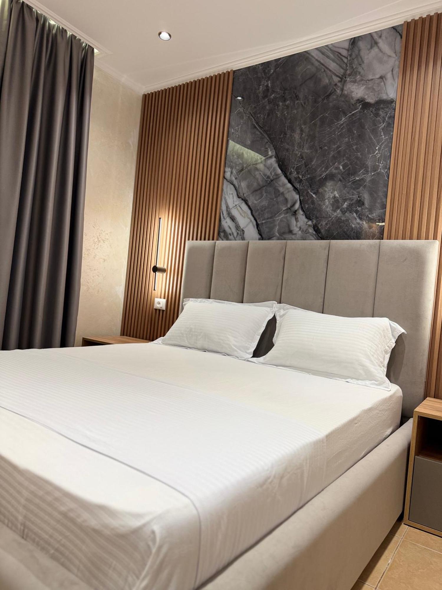 Kamberi & Apartahotel Velipojë